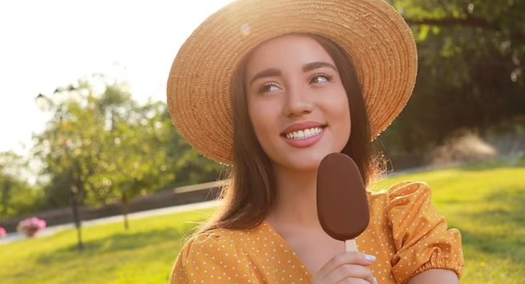 шоколадне морозиво, дівчина, літо