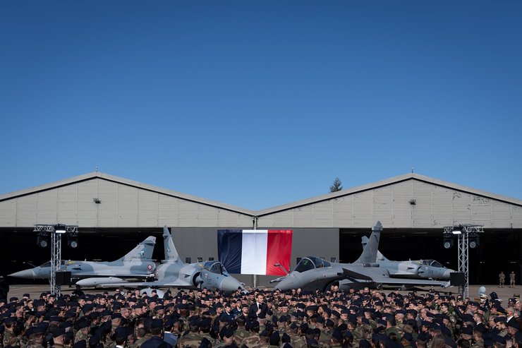 макрон рафаль військова база