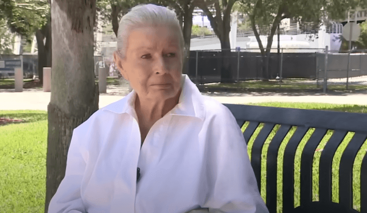 Пожилая женщина сидит в своей машине, где она вынужденно живет из-за небольшого социального пособия