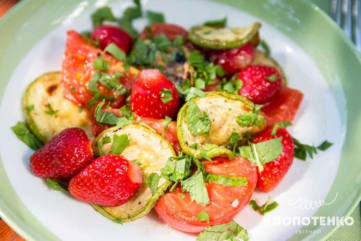 Салат з полуницею та овочами гриль