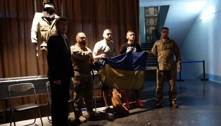 Прапор України, який майорів над заводом "Азовсталь" під час боїв з ЗС РФ у Маріуполі, виніс останній український захисник міста. Тепер цей прапор стане одним із головних експонатів виставки "Україна – розп'яття" у Музеї історії України у Другій світовій війні