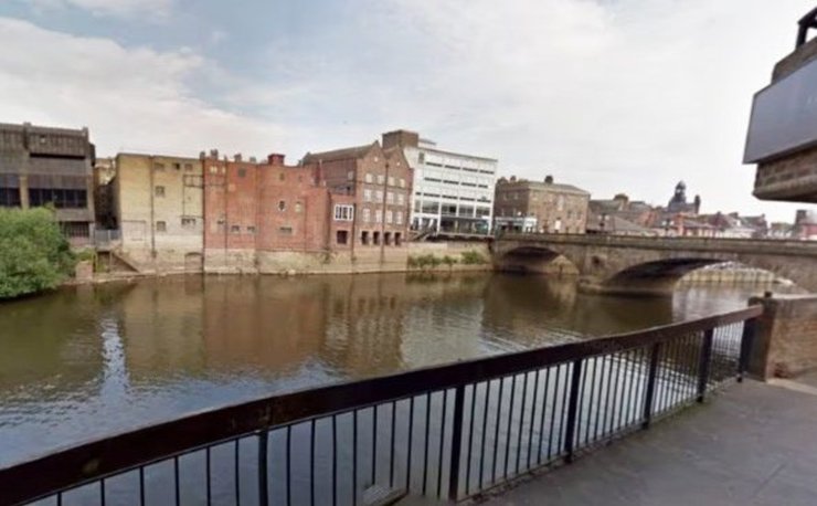 Река Оуз в Великобритании, река, мужчина тонул, стояли смотрели как мужчина тонет, бросили спасательный круг, спасатели, прохожие, спасли мужчину