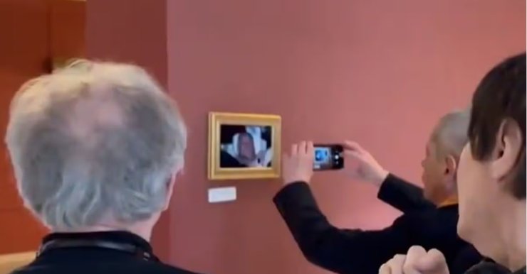 принц Эндрю Лувр фото