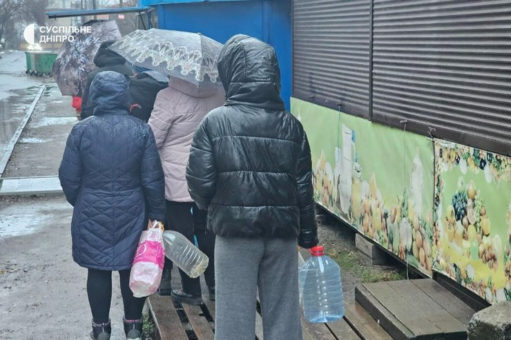 Отключение света в Днепре привело к очередям за водой