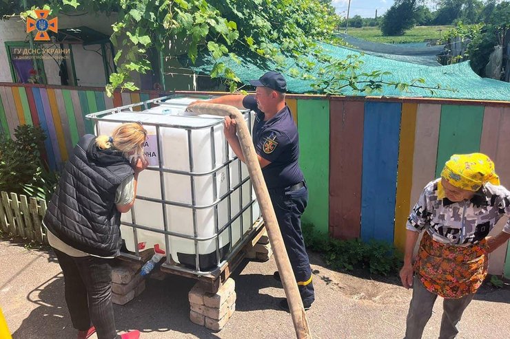 В Херсонской области спасатели каждый день подвергают себе опасности, доставляя людям воду