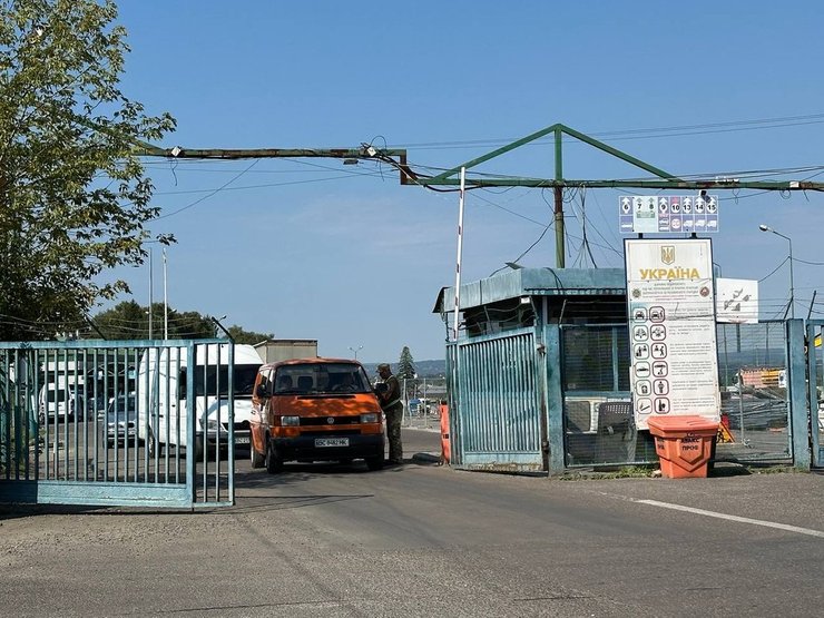 Від 26 серпня український уряд дозволив чоловікам віком від 18 до 22 років виїжджати за кордон у період воєнного стану