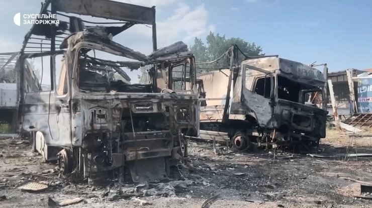 Обгорілі вантажівки