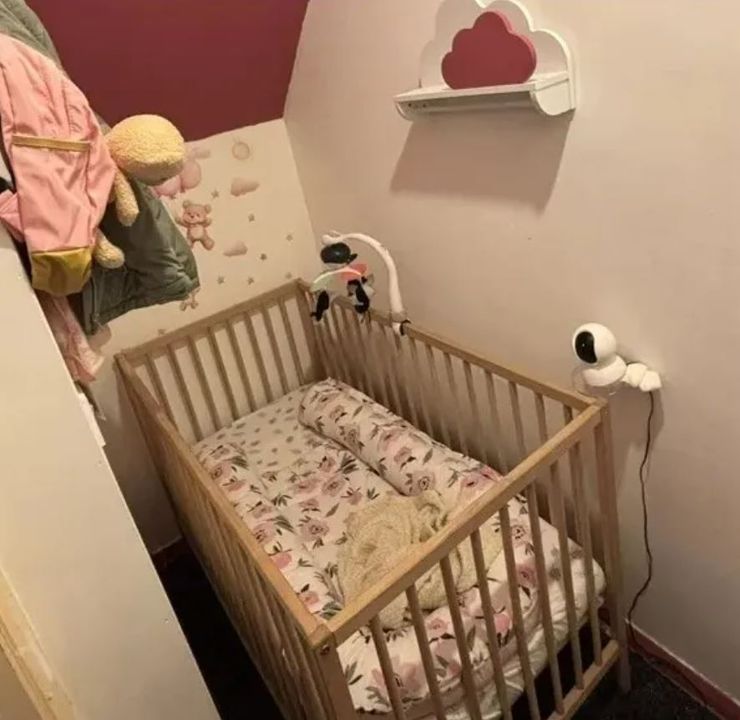 Женщина с помощью шкафа сделала из однокомнатной квартиры двухкомнатную, организовав спальню для своей дочери