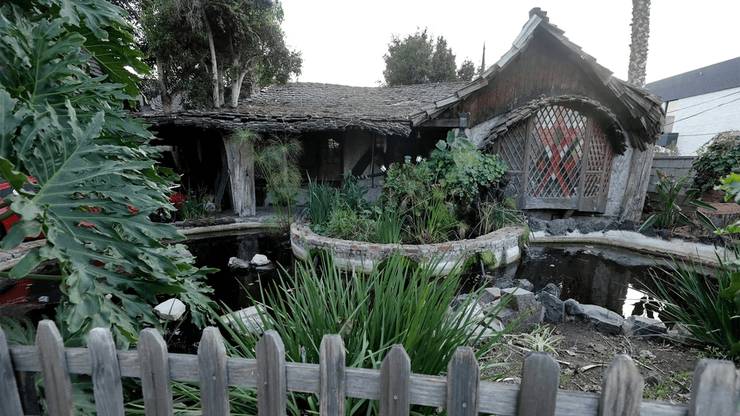 Особняк, убежище хоббита, необычный дом, уникальный дом, в стиле фэнтези, особняк посреди города, тайна необычного дома,