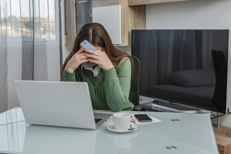 Карточное мошенничество никуда не исчезло, и эксперты советуют владельцам карт быть внимательными и не поддаваться на просьбы преступников раскрыть данные карты