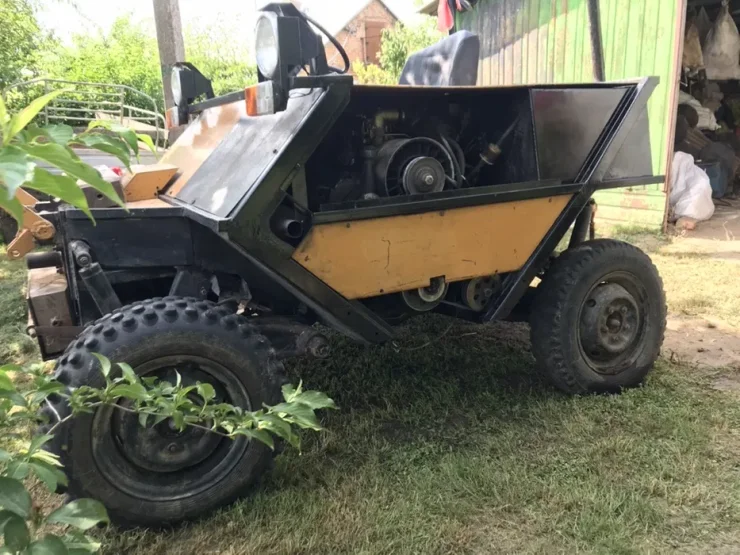 На продажу выставили опытный трактор на шасси "Волынянки".