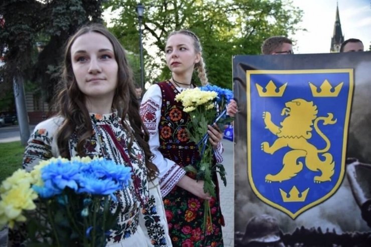 Поэтому и марш – вышиванок. И символы – симпатичнейший лев в обрамлении коронок, напоминающих форму сборной Швеции по хоккею