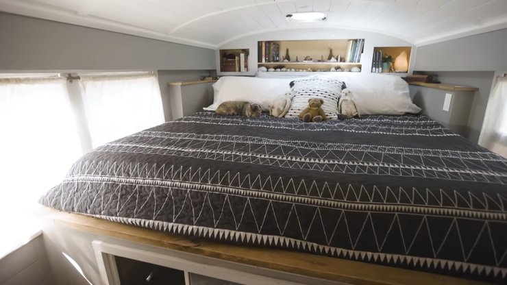 Дом на колесах из школьного автобуса