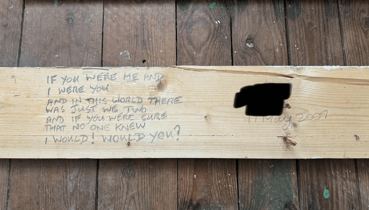 Надпись на деревянной доске, датированная маем 2007 года, с таинственным текстом