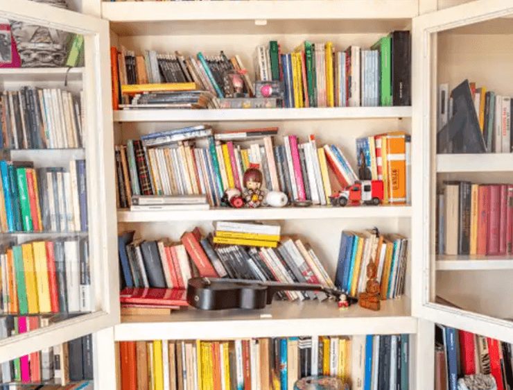 Книги на полке