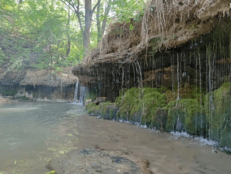 Водоспад у скелях