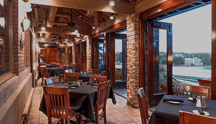 Ресторан, стейк-хаус, официант портил еду, стейк, снимал на видео как портит еду, арестовали официанта, жалоба клиентов