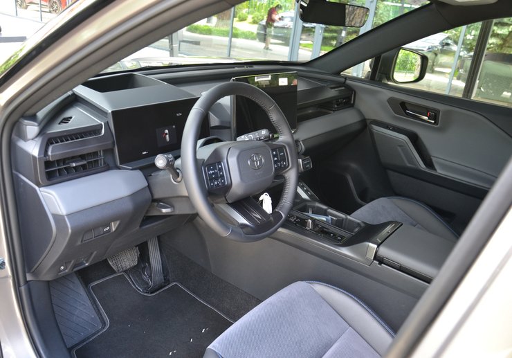 салон Toyota RAV4