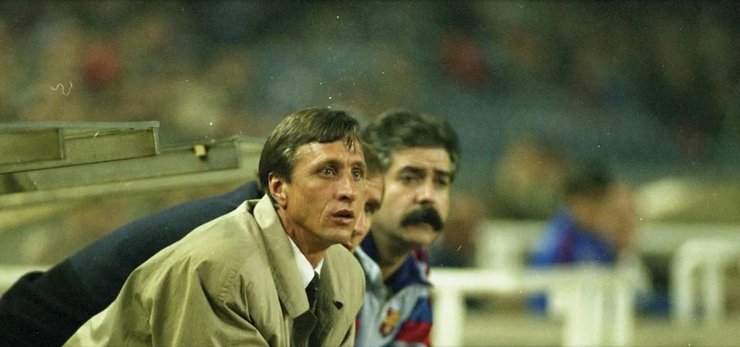 Йохан Кройф на тренерской скамейке FC Barcelona в 1990-х годах, один из самых влиятельных наставников в истории клуба