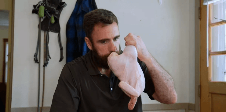 Мужчина ест сырое мясо, особая диета, опасно для здоровья, рискует жизнью, неприготовленное мясо, мясо, красное мясо