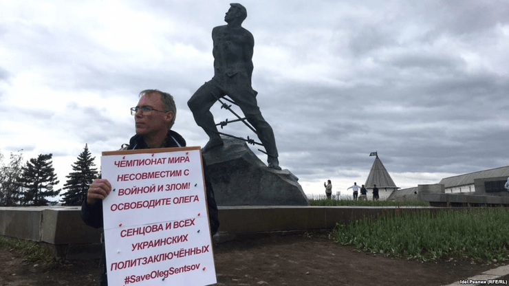 Одиночный пикет татарского активиста Искандера Ясавеева в поддержку Олега Сенцова. Казань, 2018 год