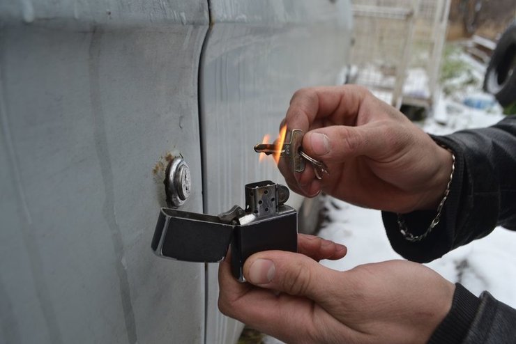 розморозити замок, авто взимку, зимові лайфхаки