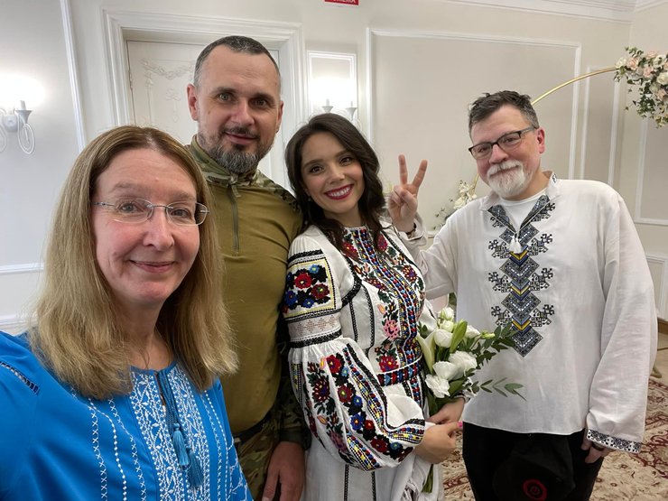 олег сенцов, олег сенцов весілля, вероніка вельч, український режисер, уляна супрун