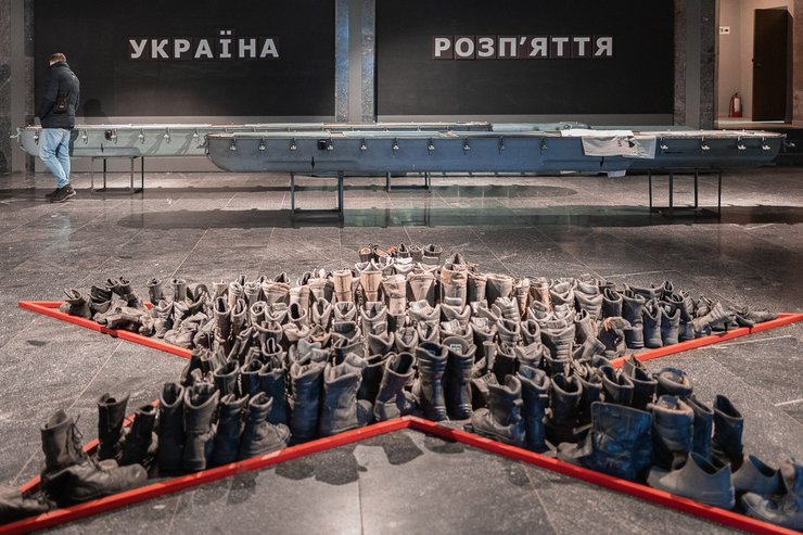 Красная звезда, сделанная из сапог российских оккупантов (инсталляция)