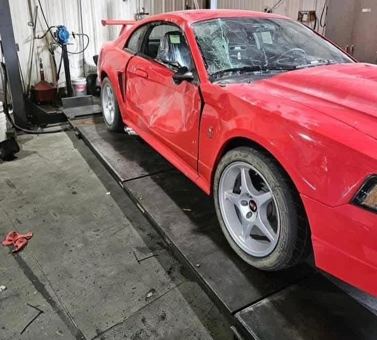 разбитый форд мустанг, Ford Mustang SVT Cobra R, Ford Mustang, купе Ford, спорткар Ford, спорткар Ford