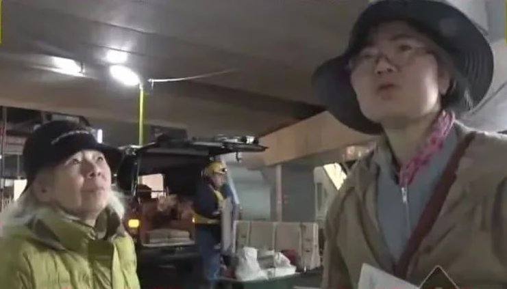 Мать и дочь впустили съемочную группу японского телевидения в свой дом, заваленный мусором