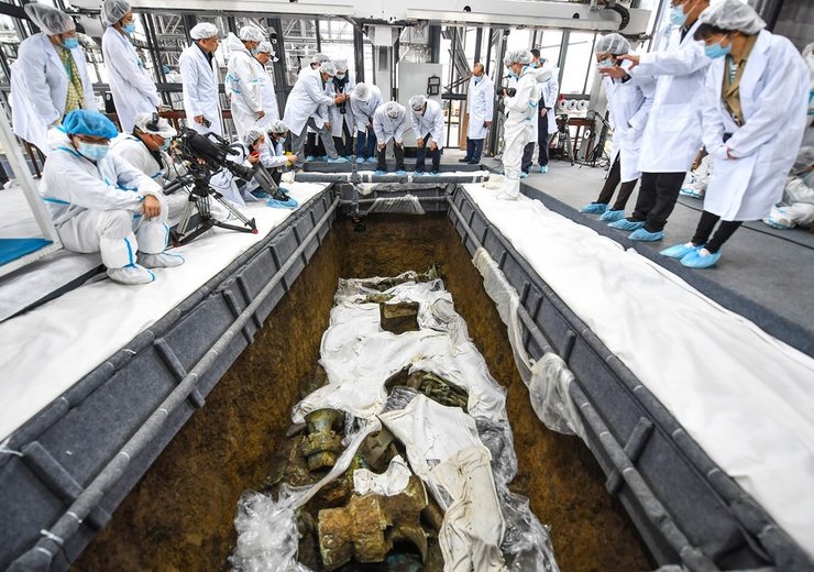 Раскопки одной из жертвенных ям/Все фото: Xinhua