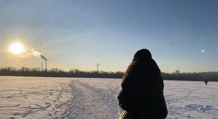 Жительки Києва ризикнули перейти замерзлу річку Дніпро під час тривоги та транспортного колапсу.