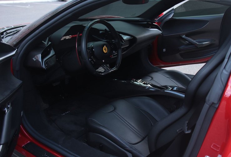 салон Ferrari SF90 Stradale, суперкар Ferrari, новий Ferrari SF90 Stradale