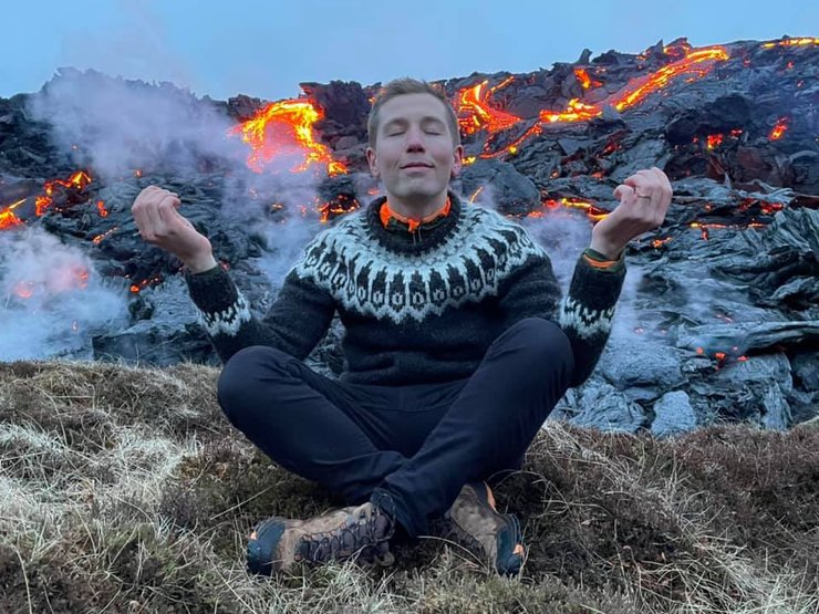 Ісландія, виверження вулкана Фаградальсфьядль, Сергій Артамонов в позі медитації