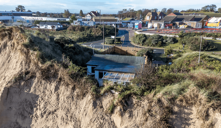 У Британії зносять будинки на березі моря, берегова лінія, ерозія, зносять будинки, будинок впаде в море, море, забрали фінансування,