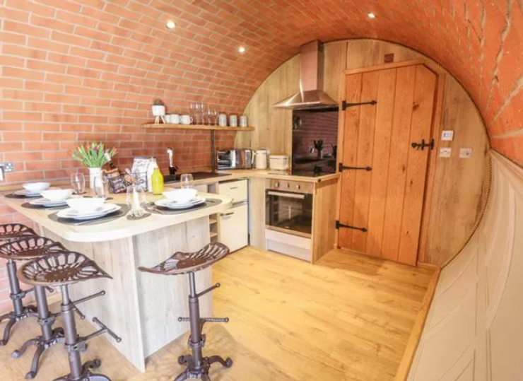 Будинок у пагорбі, оренда незвичного житла, де сховатися від спеки, нерухомість, хатина з фільму Володар перснів, фото