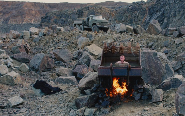 КУПАНИЕ В ­КОВШЕ. Знаковая сцена: ветеран захотел комфорта — значит, он уже готов обустраивать разрушенную войной территорию