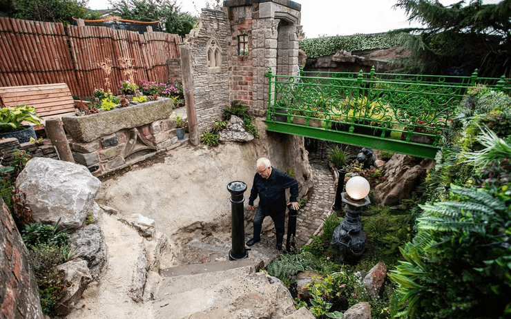 76-річний британець піднімається з підземного лабіринту у своєму саду, де він понад 30 років створював унікальні печери та гроти