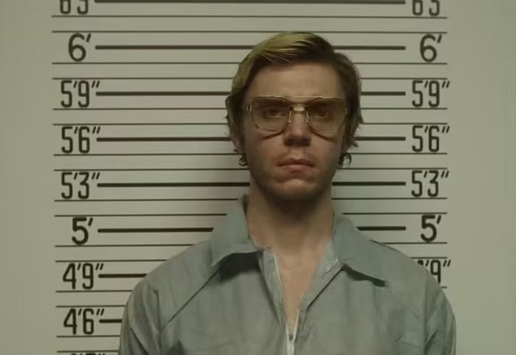 Эван Питерс в роли Джеффри Дамера