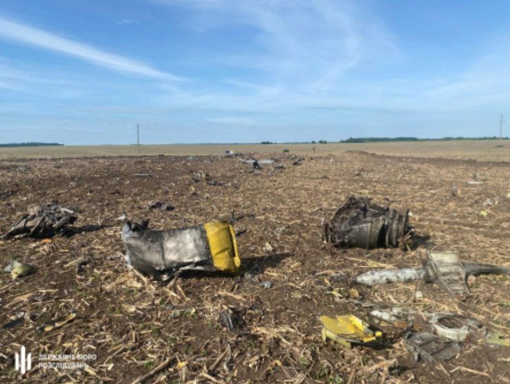 фото уламків Су-24М в полі на межі Шепетівського та Полонського районів