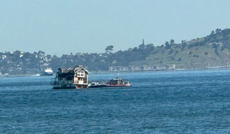 Жилой дом на воде проплыл по заливу в Сан-Франциско, пристань Редвуд-Сити, жилье, недвижимость, курьезы, фото