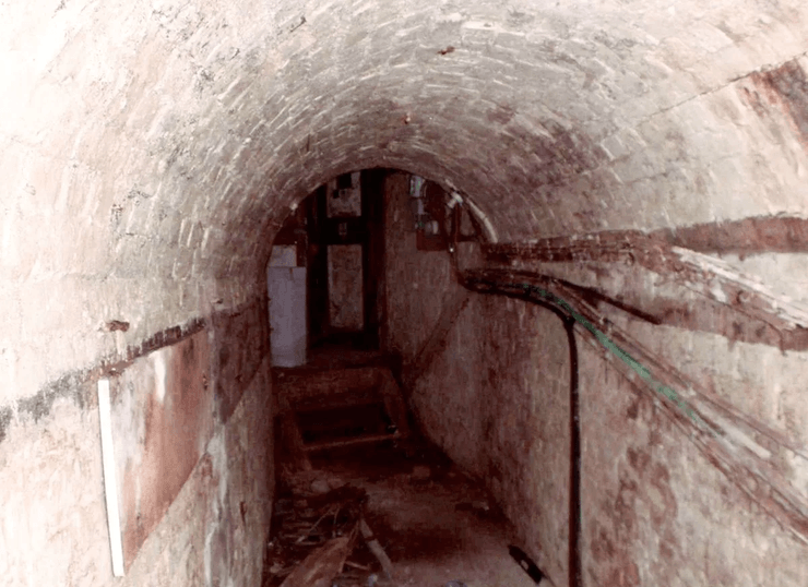 Секретні тунелі, проходи під містом, таємні тунелі, приховує безліч таємниць, бачили привидів, діра в дорозі, тунелі Глостера