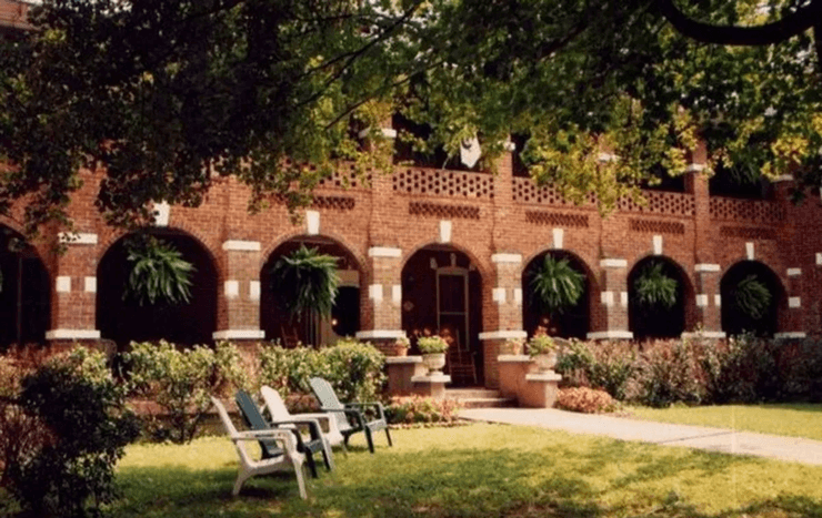 Призраки, приведения, отель с призраками, паранормальное явление, призрак девушки, призрак девочки, пугает постояльцев, пугает людей, исторический отель,