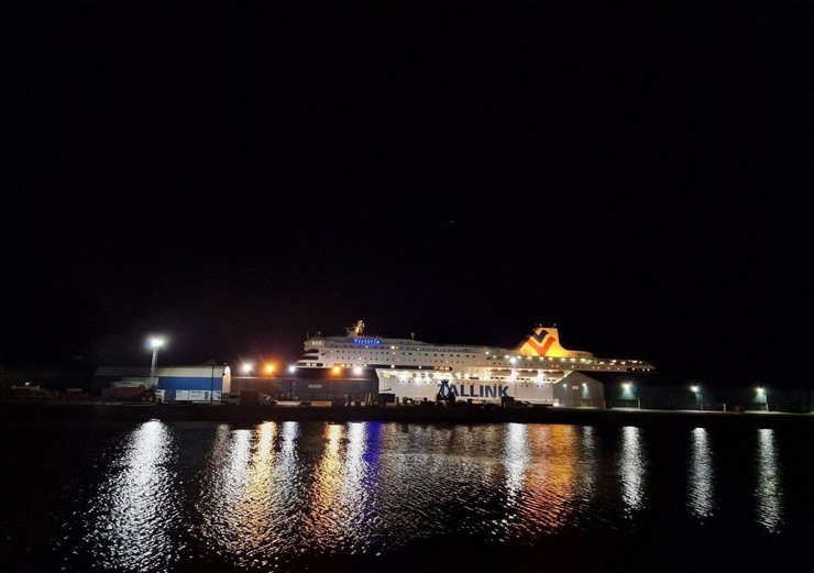 Круизный лайнер MS Victoria ночью