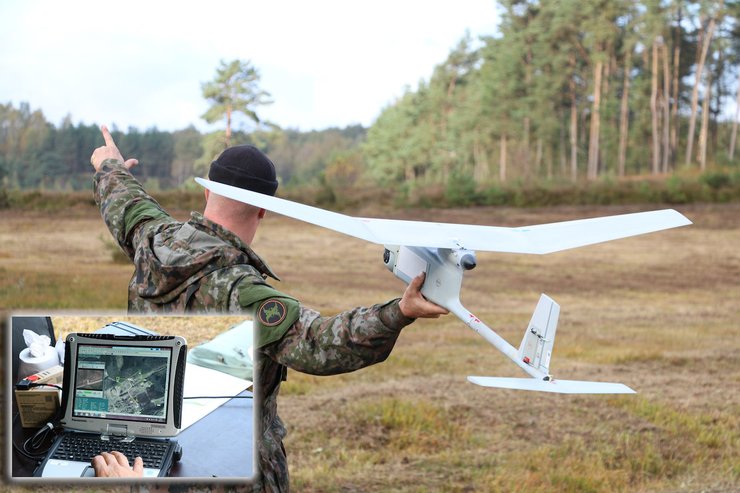 солдат запускає бпла з рук