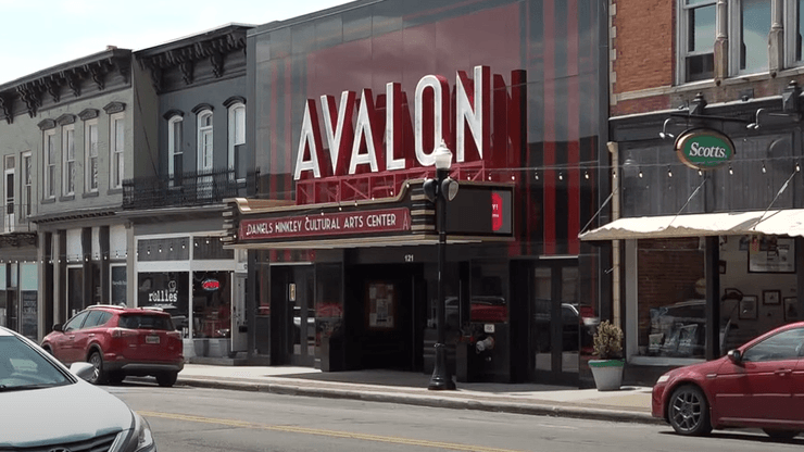 Мужчина нашел в туалете деньги, деньги, доллары, валюта, деньги в ресторане, оставили деньги, брошенные деньги, полиция, театр