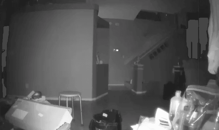 Скрытая камера, таинственная фигура, наблюдает за семьей, призрак, заметили тень, жуткая запись, призрачная фигура