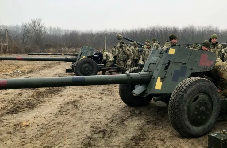 ВСУ также имеют в арсенале пушки МТ-12 "Рапира"
