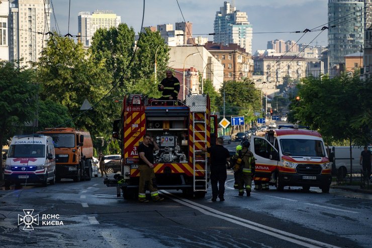 Рятувальники у Києві після нічної атаки 10 липня