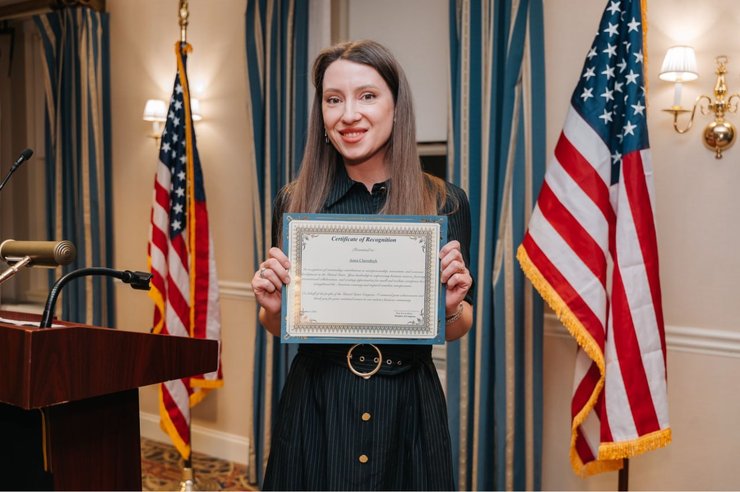 Анна Чередник із Сертифікатом визнання від конгресмена США Даґа Ла Мальфи за внесок у розвиток ресторанної індустрії США